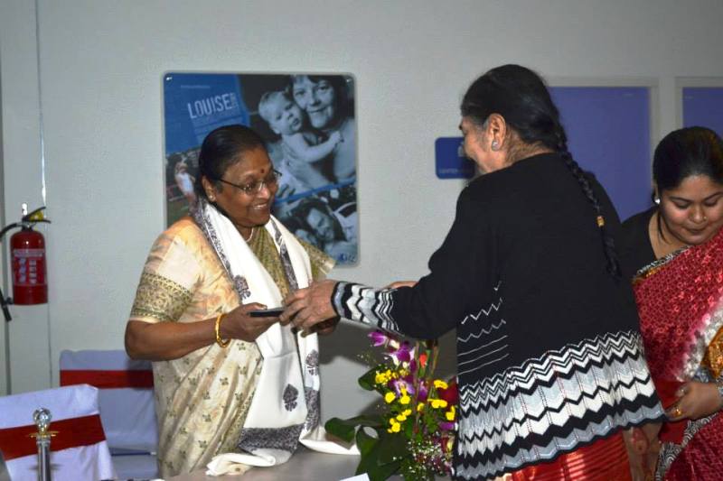 Dr. Ila Das being felicitated by Dr. manju Ghosh Chakravarty