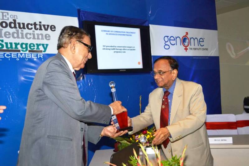Dr. Salil Dutta handing over a memento on behalf of GENOME to Dr. Baidyanath Chakravarty